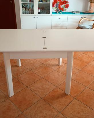 Tavolo bianco in legno