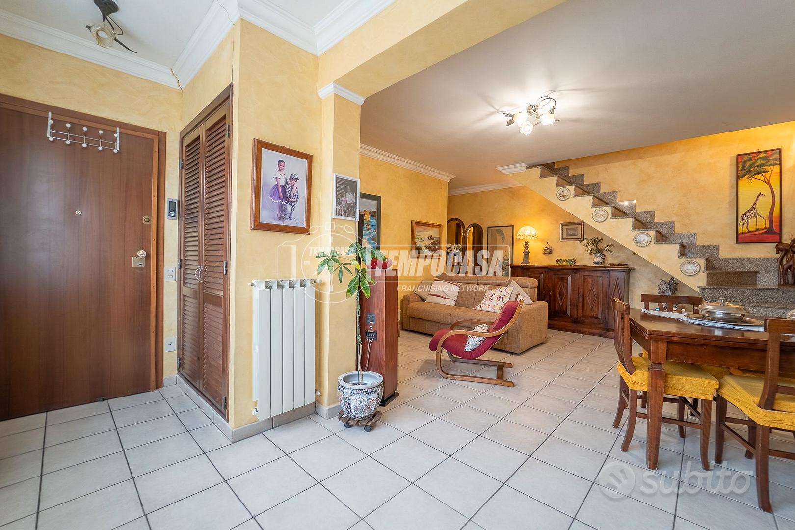 VILLA SU DUE LIVELLI CON GIARDINO E DOPPIO POSTO A - Vista 6