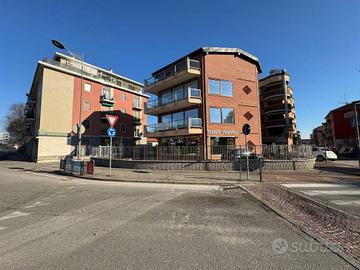 Palazzo / Stabile di 550 m² con più di 5 locali a 