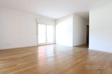 Appartamento di 103 m² con 4 locali e box auto a V