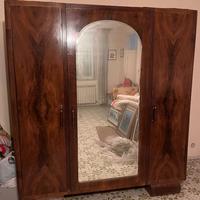 Armadio in legno a 3 ante con ampio specchio