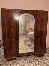 Armadio in legno a 3 ante con ampio specchio