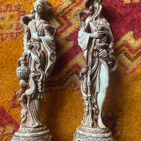 Statue in materiale simile all’avorio