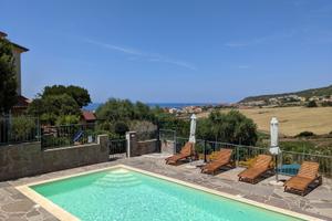 Sardegna settembre con giardino e piscina