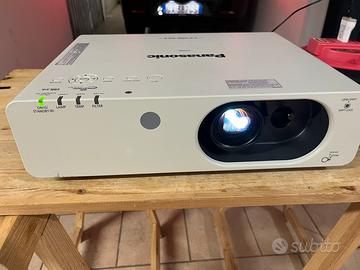 Proiettore Panasonic 4000 lumen perfetto