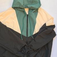 impermeabile verde con cappuccio