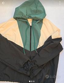 impermeabile verde con cappuccio