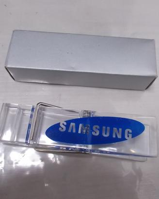 SAMSUNG FERMACARTE A FORMA DI MOLLETTA di design a