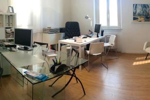 Stanza uso ufficio con 3 postazioni