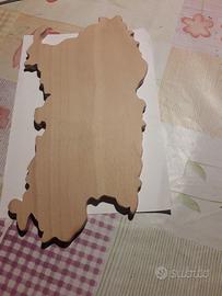 Tagliere in legno a forma di Sardegna
