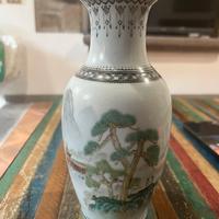 Coppia di vasi in porcellana cinese dipinta a mano