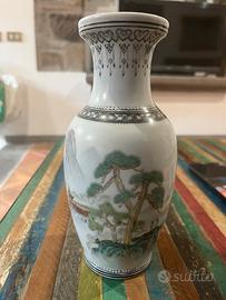 Coppia di vasi in porcellana cinese dipinta a mano