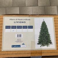 Albero di natale con decorazioni