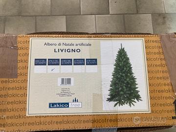 Albero di natale con decorazioni