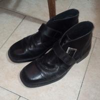 Stivaletti in pelle nera con fibbia laterale