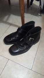 Stivaletti in pelle nera con fibbia laterale