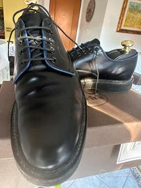 Church’s stringata nera con bordino blu