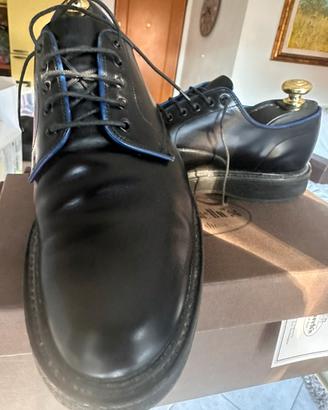 Church’s stringata nera con bordino blu