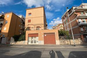 Torrevecchia - negozio doppia vetrina