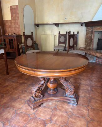 Tavolo sala da pranzo con sedie