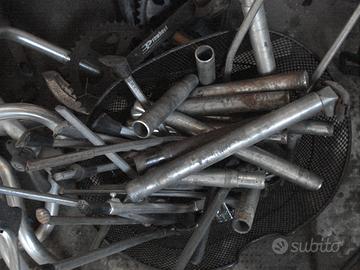 CERCHI BICI E POCHI ALTRI ACCESSORI.