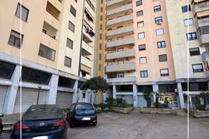 Piazza Pertini 4 vani + acc e box auto