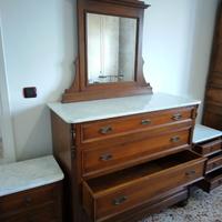 Cassettone con e comodini in  noce europeo