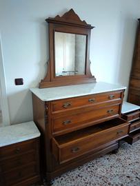 Cassettone con e comodini in  noce europeo