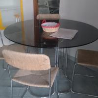 tavolo rotondo in vetro e 4 sedie in ferro e vimin