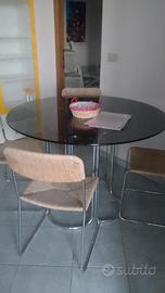 tavolo rotondo in vetro e 4 sedie in ferro e vimin