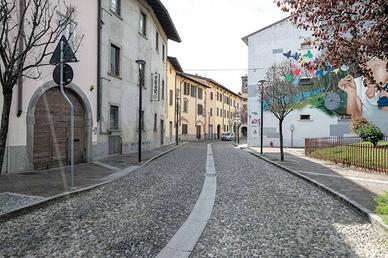 Immobile di 92 m² con 2 locali a Suisio