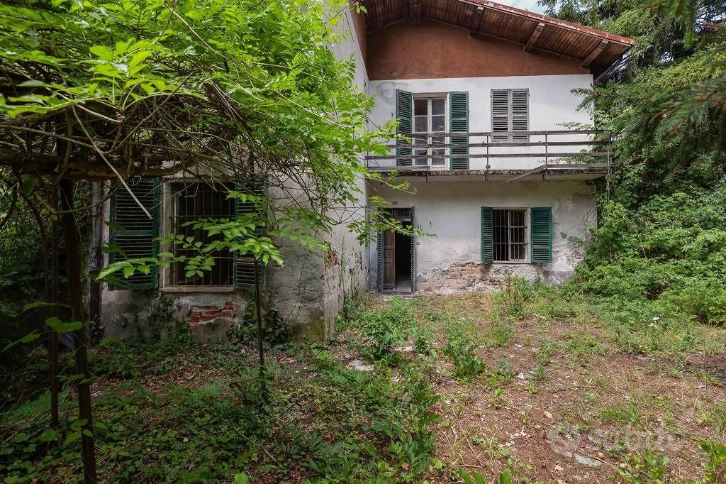 Rustico / Casale di 220 m² con più di 5 locali a R - Vista 2