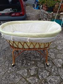 culletta in vimini con rotelle 