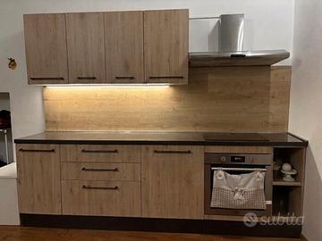 Cucina completa con tavolo e sedie