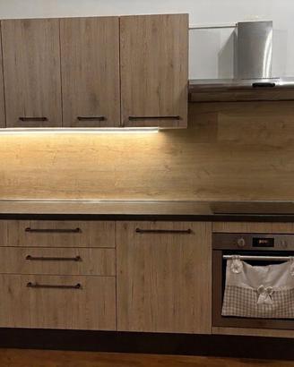 Cucina completa con tavolo e sedie
