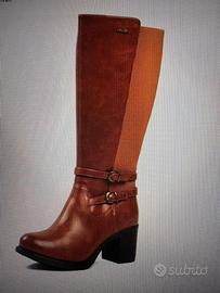 Stivali color cognac con gamba larga