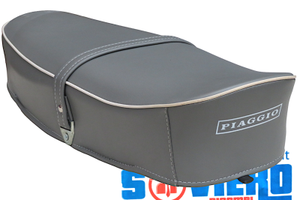 Sella Grigia Lunga Bordino Bianco e Scritta Vespa