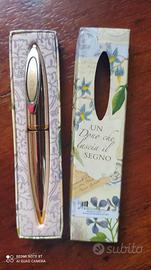 BUON COMPLEANNO PENNA CON CITAZIONI IN CONFEZIONE