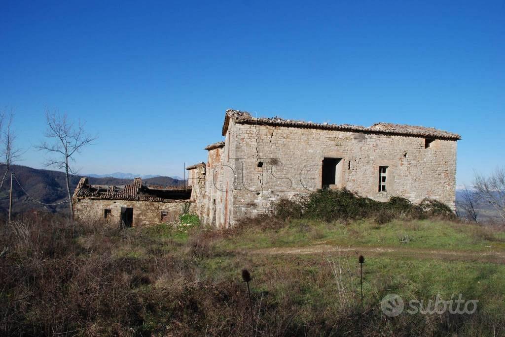 Rustico / Casale di 1150 m² con più di 5 locali a - Altro