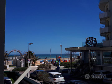 Riccione Centrale prima linea vista mare