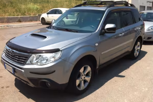Suv Auto subaru con gancio di traino