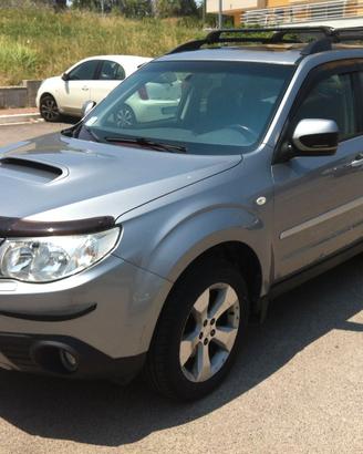 Suv Auto subaru con gancio di traino