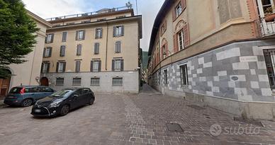 MONOLOCALE nel centro di Como arredato