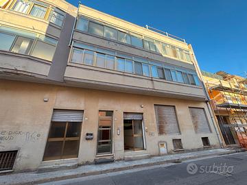 Zona Musicisti - Locale commerciale con 3 vetrine