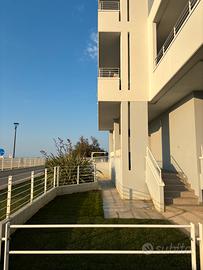 Appartamento sul mare con giardino