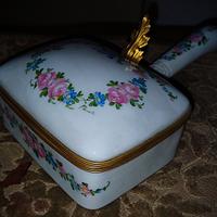 Tabacchiera in porcellana decorata (Capodimonte)