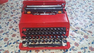macchina da scrivere Olivetti Valentine   anni 60