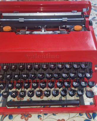 macchina da scrivere Olivetti Valentine   anni 60