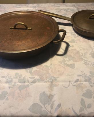 2 TEGAMI IN RAME BATTUTO VINTAGE CON COPERCHI
