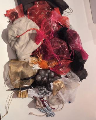 Collane, bracciali, spille e anelli 